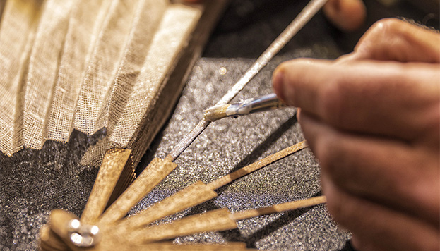 Ver cómo se monta un abanico es toda una experiencia (©Álvaro López del Cerro).