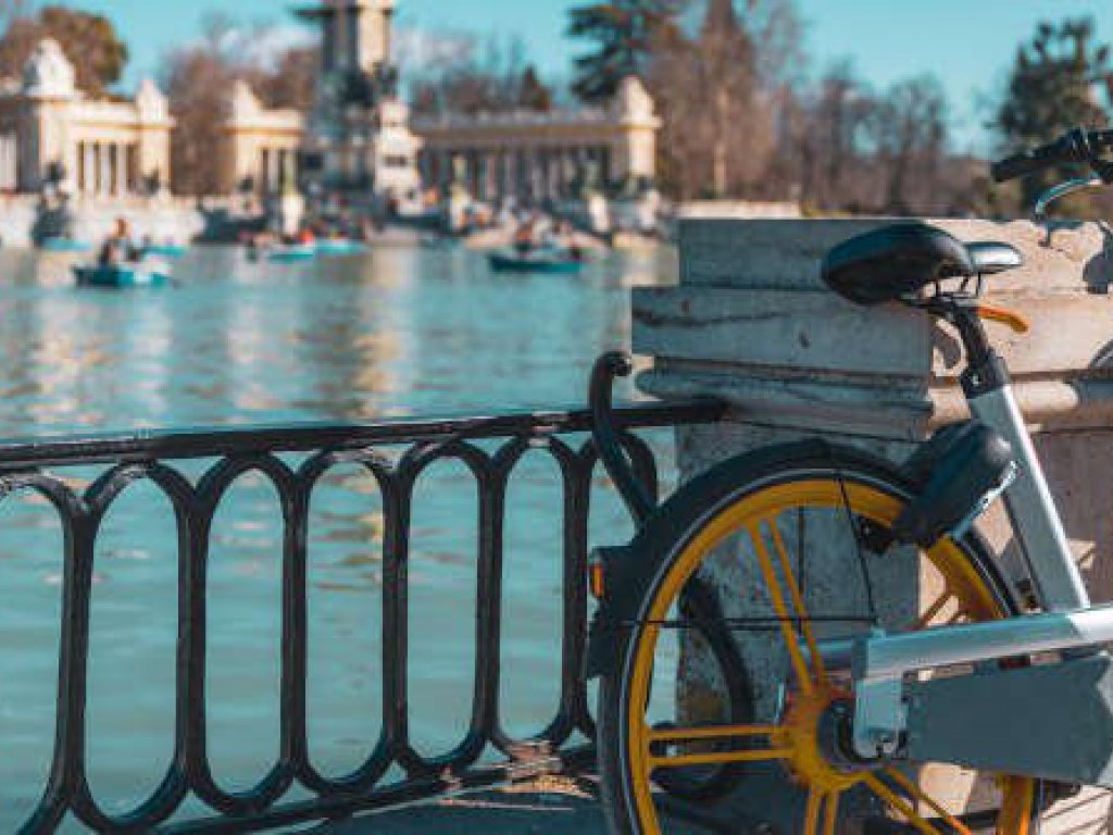 Bicicleta de alquiler en el estanque del Parque de El Retiro
