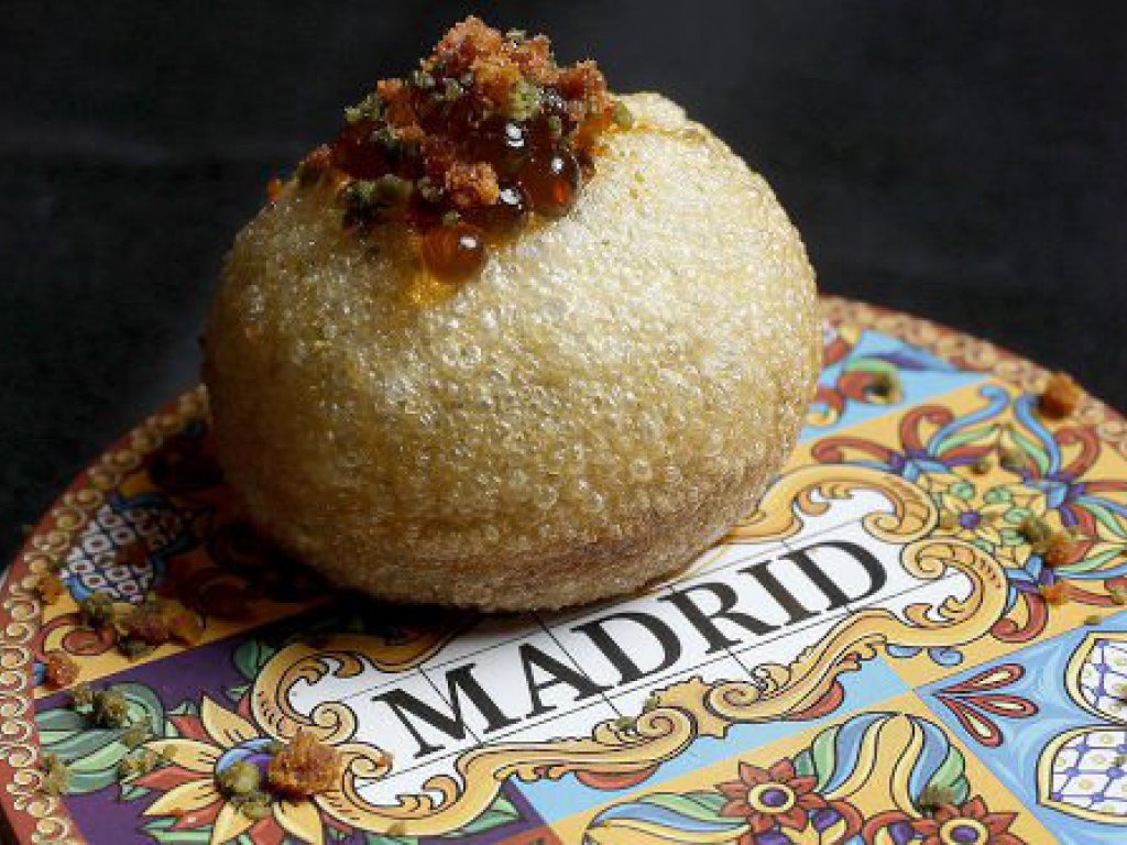  La tapa "El domingo" -un panipuri relleno un guiso tradicional de manitas de cerdo con un gel de naranja y vermú Zarro-del restaurante Docamar de Ciudad Lineal ha ganado el IV Campeonato Oficial de Tapas y Pinchos de la Comunidad de Madrid, celebrado el