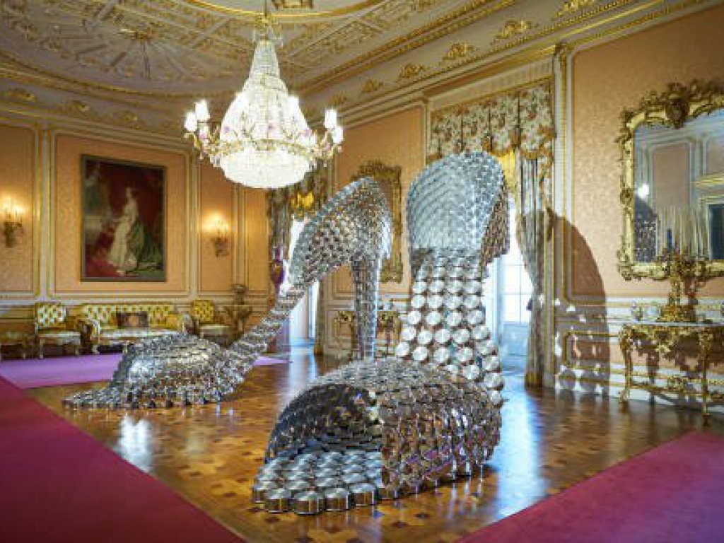 Flamboyant. Joana Vasconcelos en el Palacio de Liria. Zapatos Marilyn. Foto: Juan Rayos