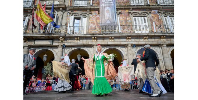Actuación de grupos tradicionales en la Plaza Mayor durante las fiestas de la Almudena, patrona de Madrid.  2024