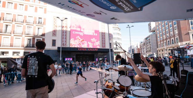 Zurich Rock ‘n’ Roll Running Series Madrid 2023. Banda de rock en la plaza de Callao