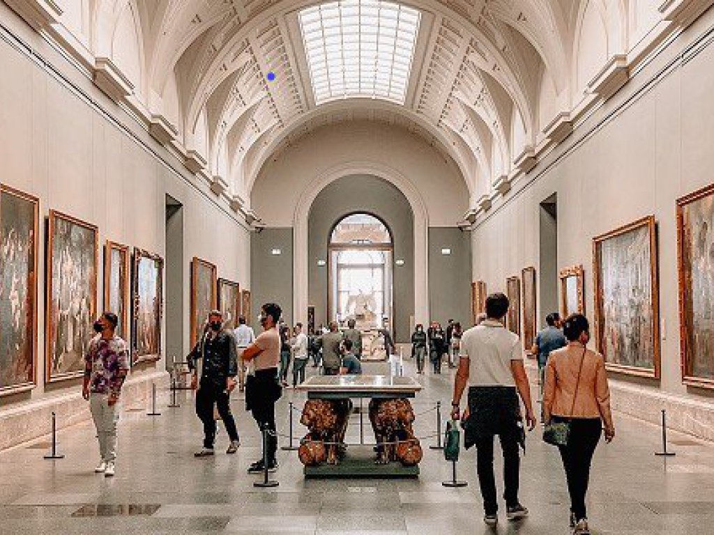 Gente en el interior del Museo del Prado