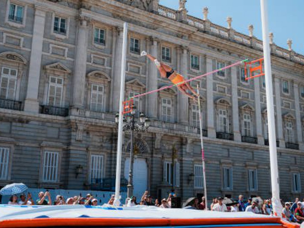 Prueba de pértiga Campeonato Europeo de Atletismo por Equipos delante del Palacio Real. © RFEA | Sportmedia