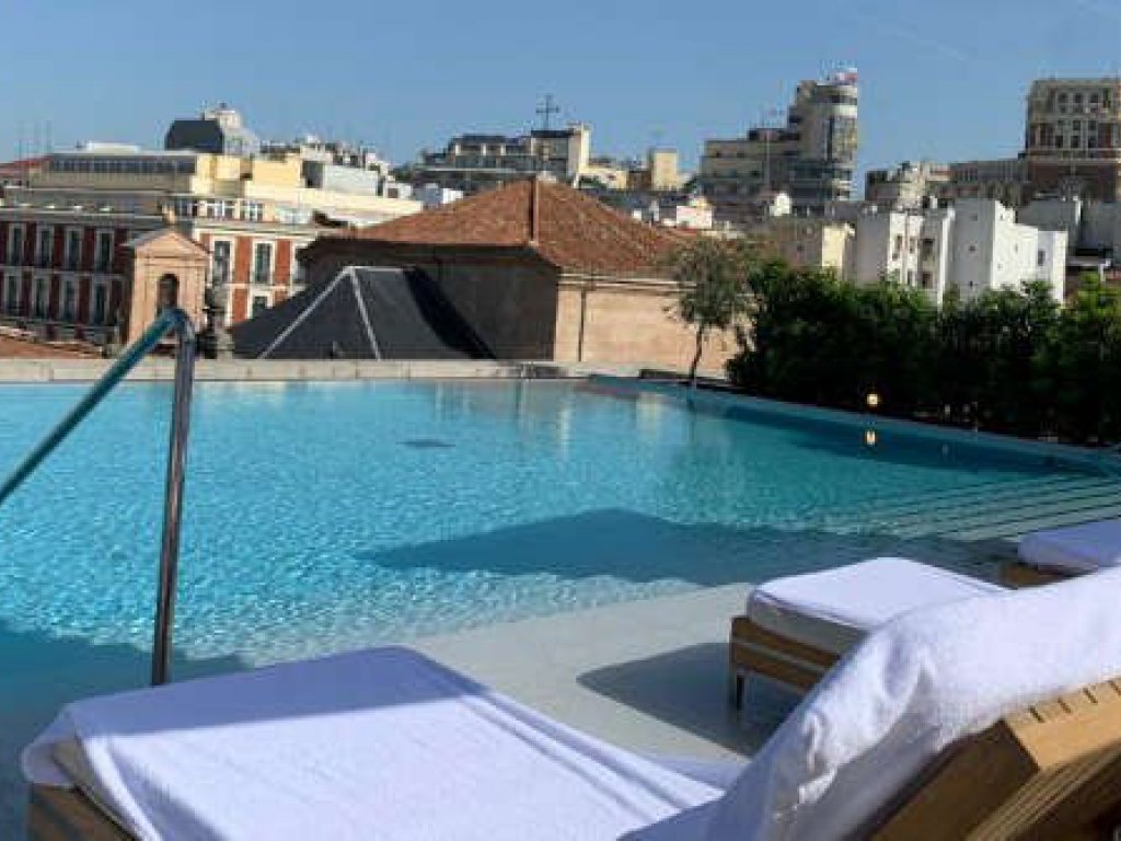 Piscina del hotel The Madrid Edition