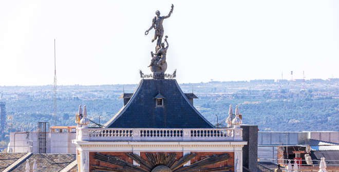 El portador de la antorcha olímpica en el edificio de seguros El Ocaso, de Antonio de la Cruz Collado. Foto: ©  Álvaro López del Cerro