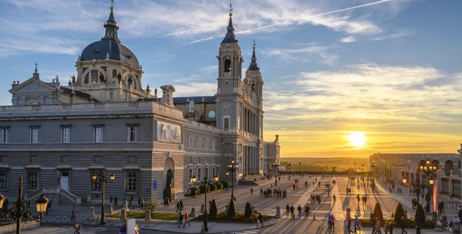 Puesta de sol desde el Mirador de la Cornisa, entre el Palacio Real y la Catedral de la Almudena